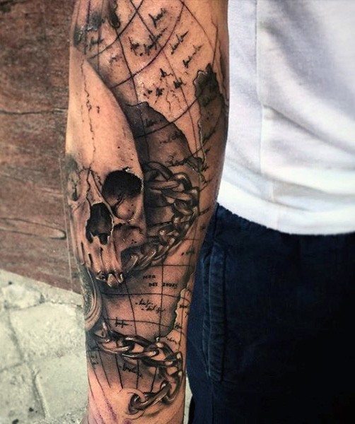 手臂航海世界地图与骷髅纹身图案