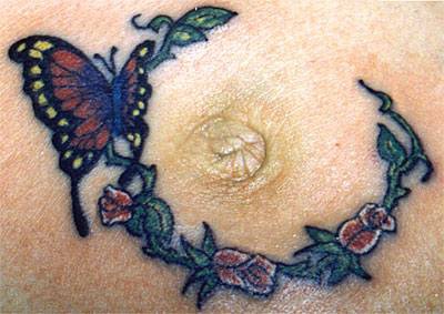 蝴蝶与花朵胸部纹身图案