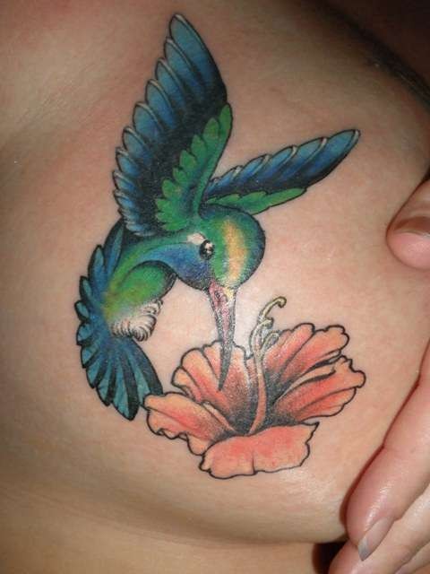 女士胸部花朵和蜂鸟纹身图案