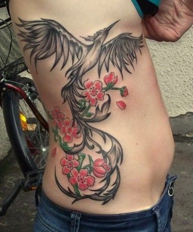 黑色凤凰和红色花朵侧肋纹身图案