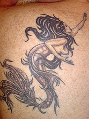 黑色长发美人鱼纹身图案