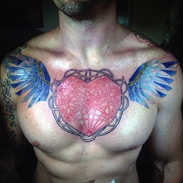 胸部复杂线条的心形和翅膀纹身图案