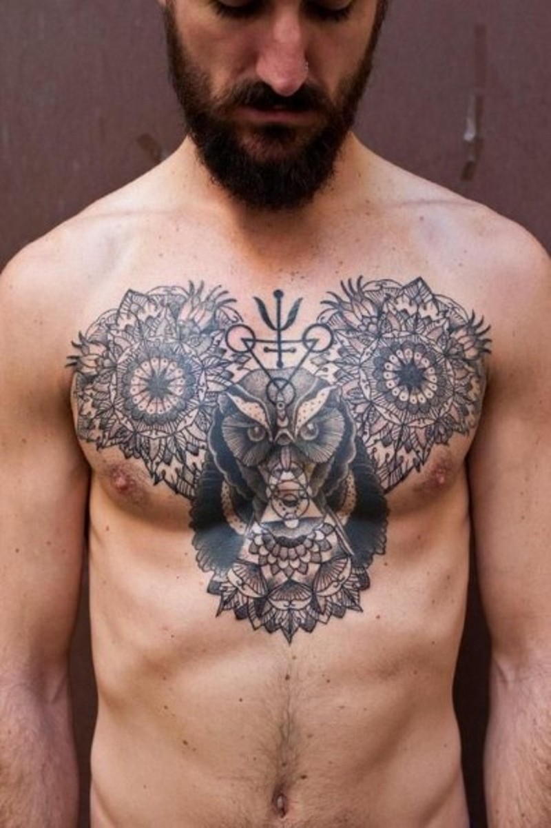 胸部神秘的梵花和猫头鹰符号纹身图案