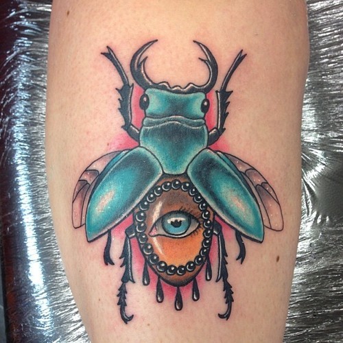 绿色的甲虫与眼睛纹身图案