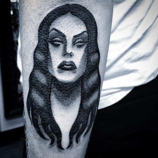 小臂黑色女吸血鬼头像纹身图案