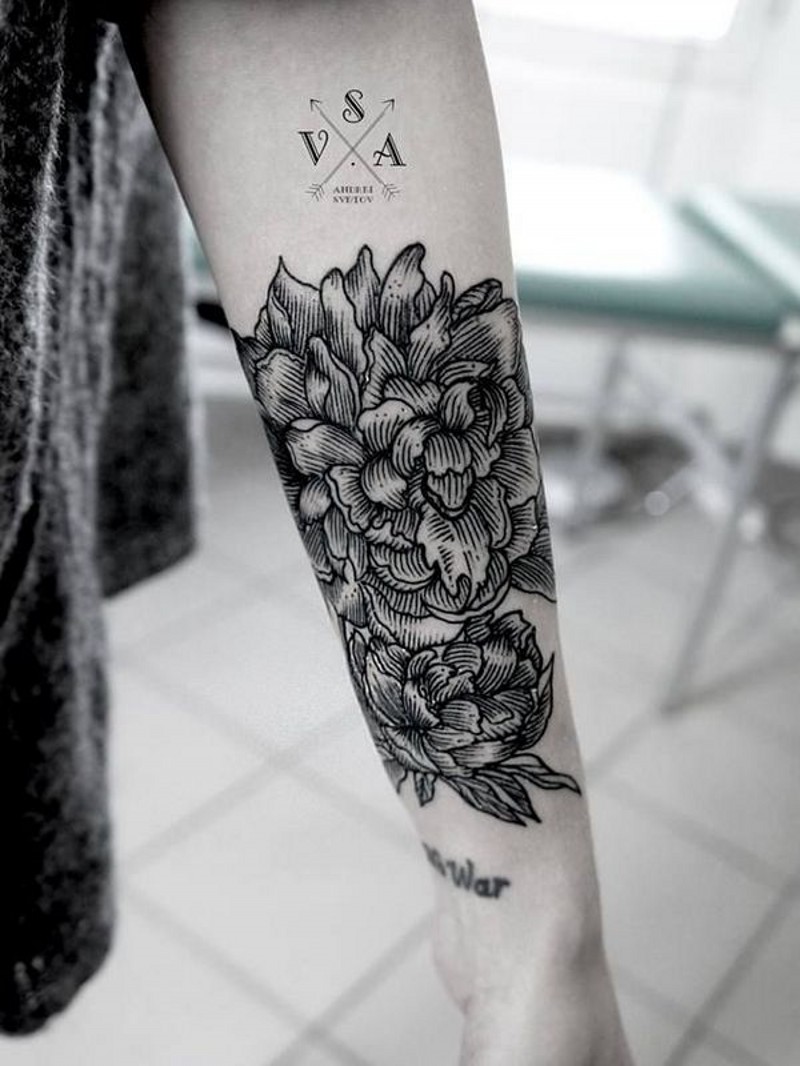 手臂雕刻风格的黑色线条花朵纹身图案