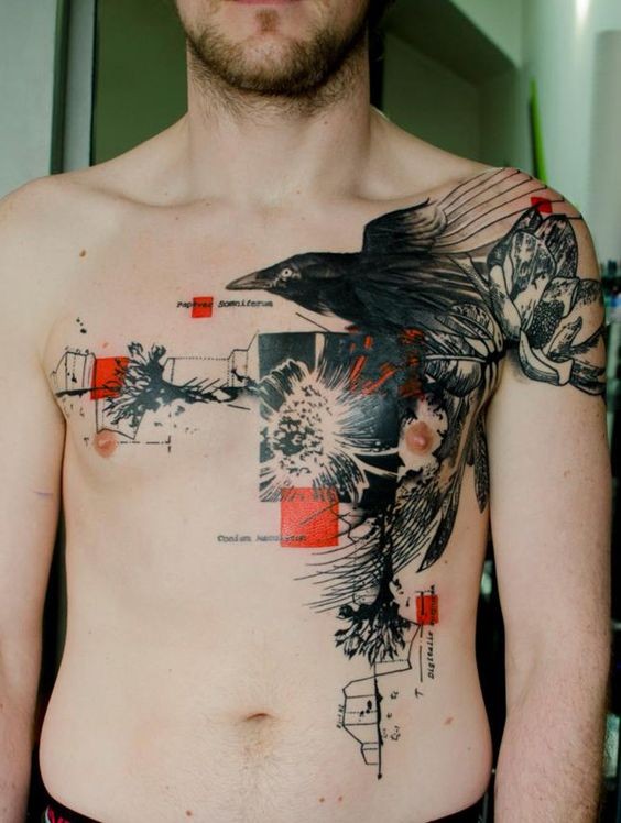 胸部黑色乌鸦与红色方块和字母纹身图案