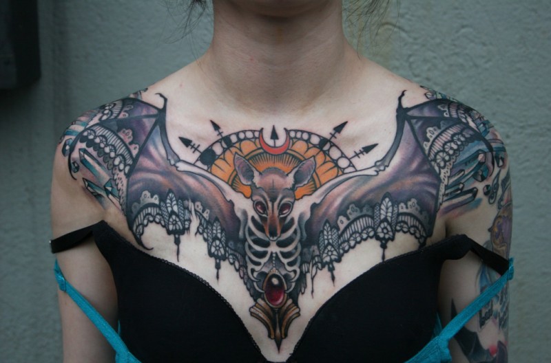 胸部神秘斑斓的蝙蝠纹身图案