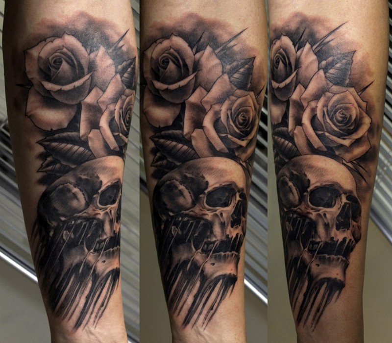 手臂奇妙的黑色玫瑰花结合骷髅纹身图案