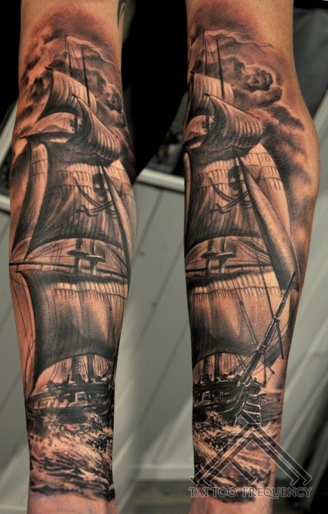 手臂黑白写实风格海盗船纹身图案