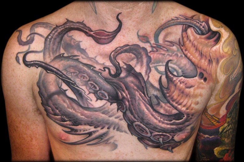 胸部彩色巨型乌贼纹身图案
