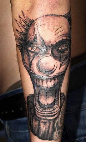 小腿上疯狂小丑纹身图案