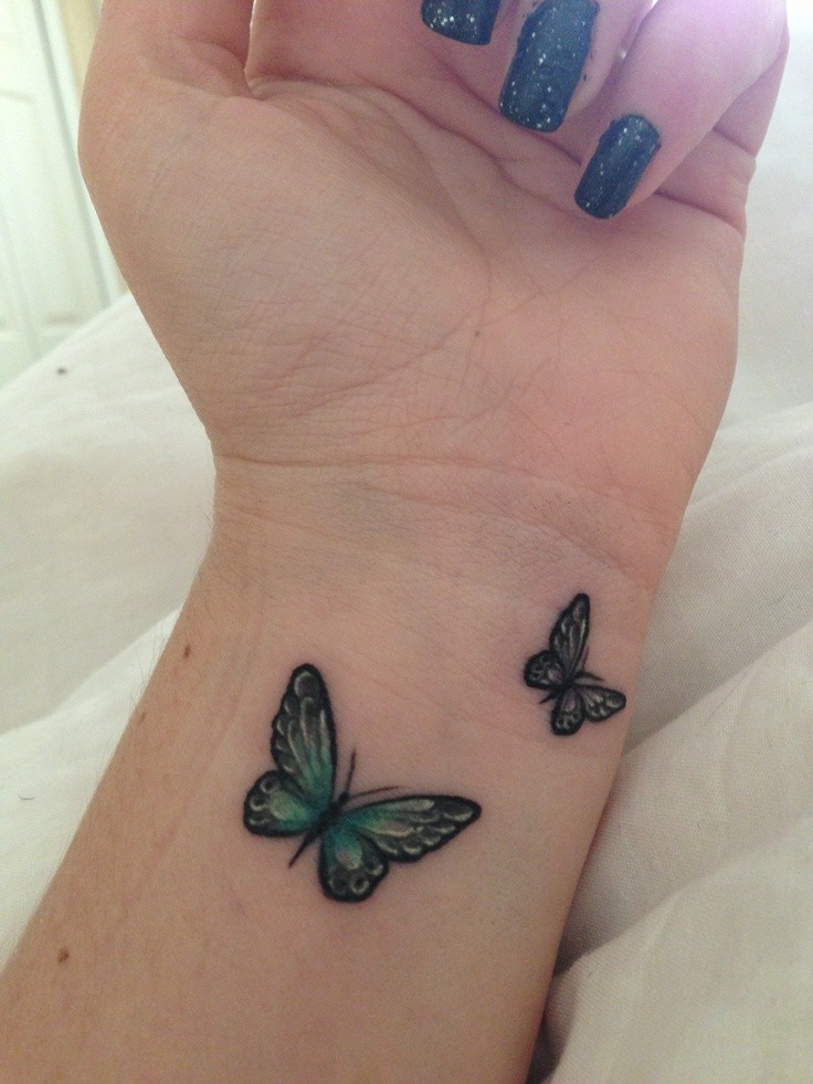女孩手腕两个小蝴蝶纹身图案