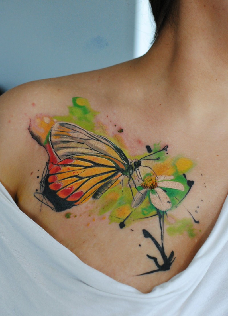 锁骨水彩蝴蝶与花蕊纹身图案