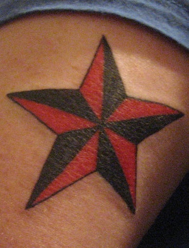 红色和黑色星星纹身图案