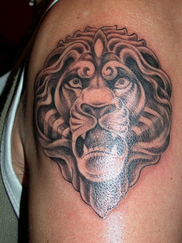 大臂黑色狮子头纹身图案