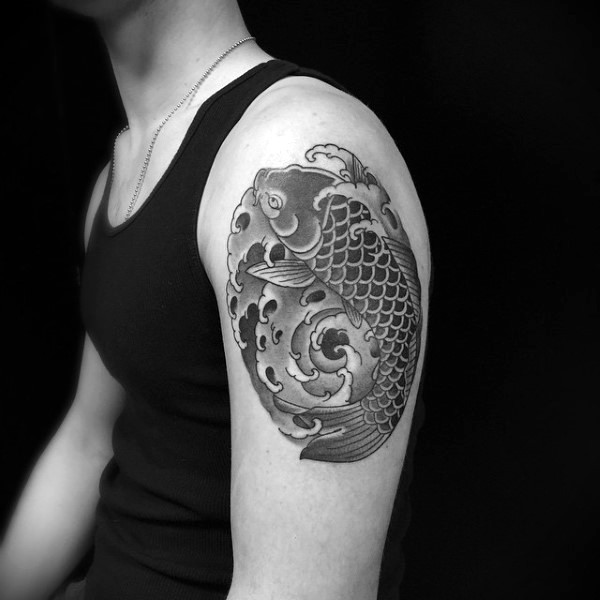 大臂日本传统黑色鲤鱼浪花纹身图案