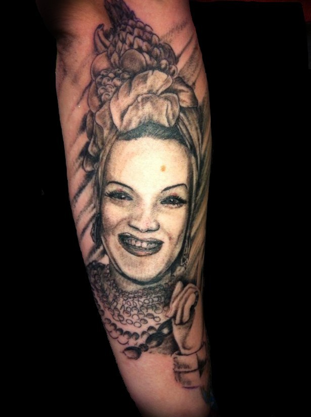 小臂old school黑色女性肖像与各种水果纹身图案