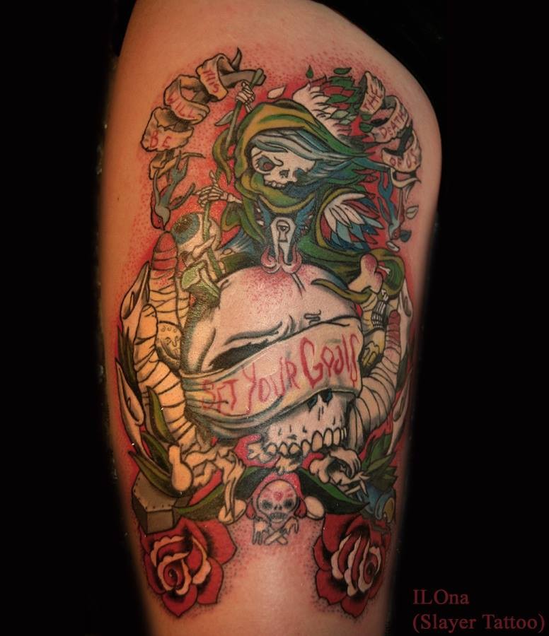 腿部彩色卡通邪恶女巫与骷髅花朵纹身图案