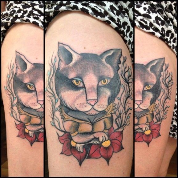 一只猫和红色的花朵纹身图案