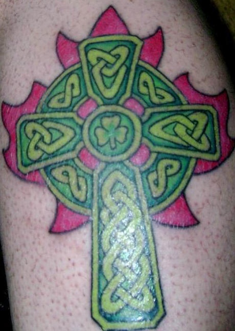 绿色的凯尔特结十字架纹身图案