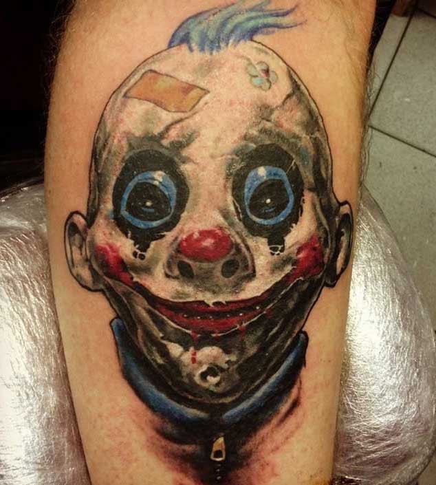 恐怖电影中彩色微笑小丑纹身图案
