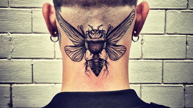 颈部雕刻风格黑色大昆虫纹身图案