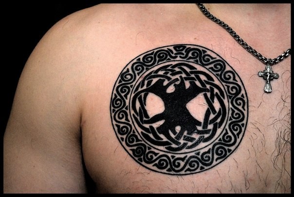胸部黑色凯尔特风格圆与树纹身图案