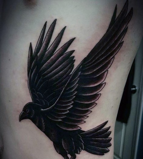 侧肋黑色逼真的乌鸦纹身图案