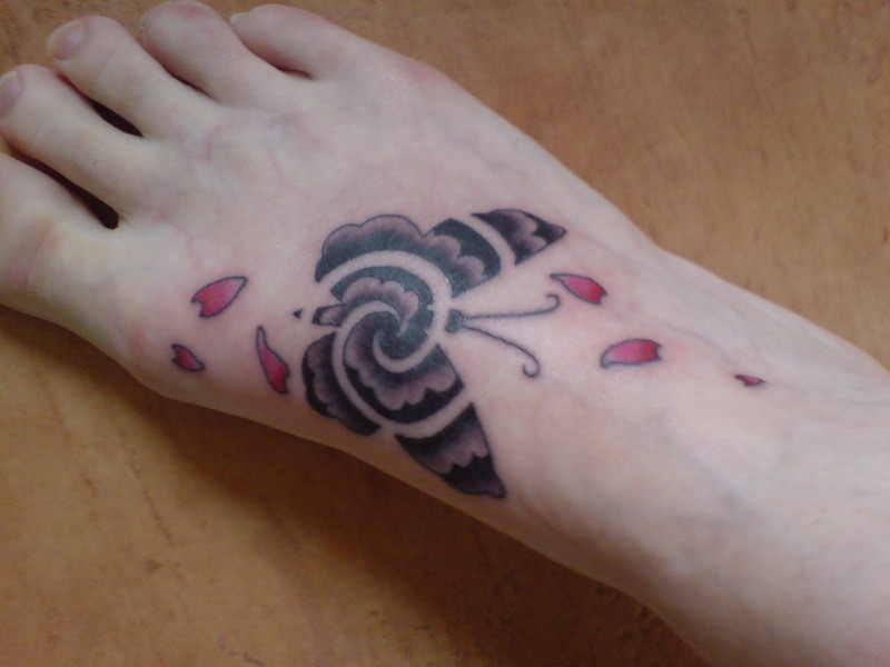 脚背紫色蝴蝶纹身图案