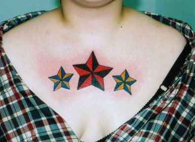 胸部三颗彩色的星星纹身图案