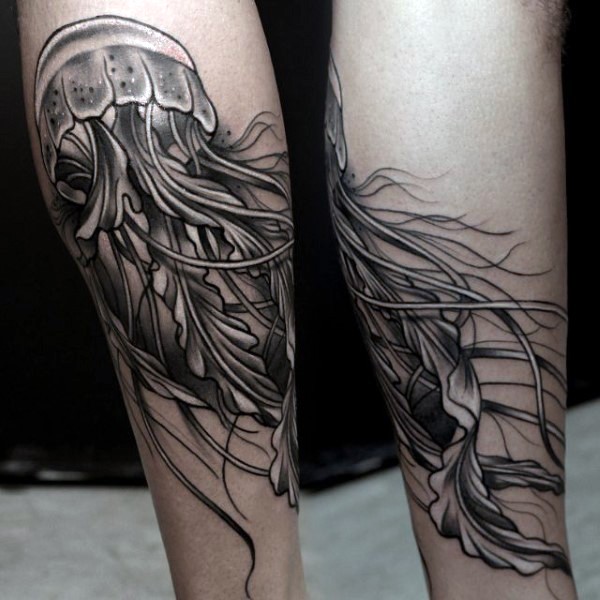 腿部非常逼真的黑白水母纹身图案