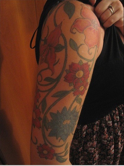手臂花朵藤蔓彩色纹身图案