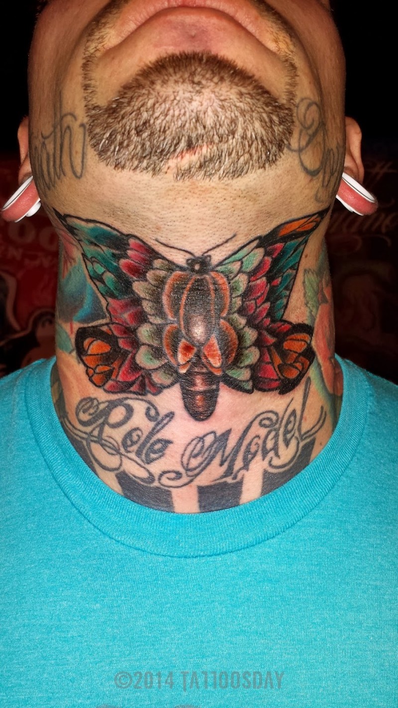 男性颈部可爱的蝴蝶纹身图案