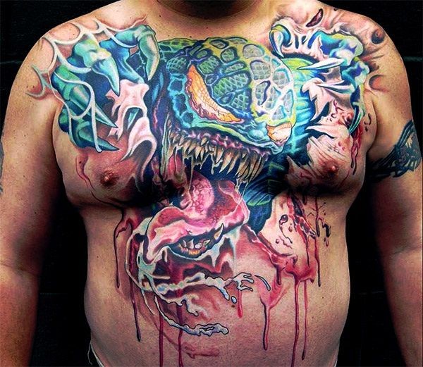 胸部鲜艳的可怕怪物纹身图案