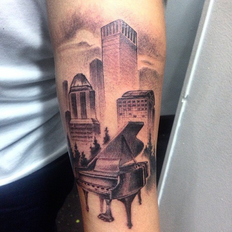 手臂old school黑白城市景观和钢琴纹身图案