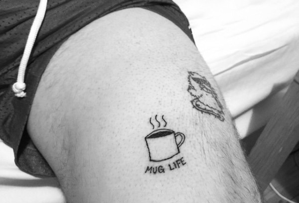 大腿可爱的黑色咖啡杯字母纹身图案