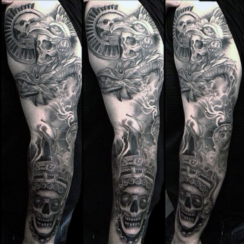 手臂黑白恶魔的骷髅和雕像纹身图案
