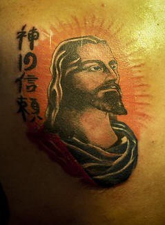 耶稣肖像和中国汉字纹身图案