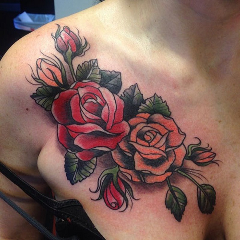胸部多色玫瑰纹身图案