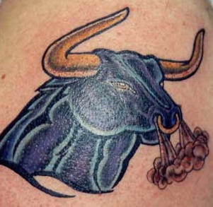 深蓝色愤怒的公牛纹身图案