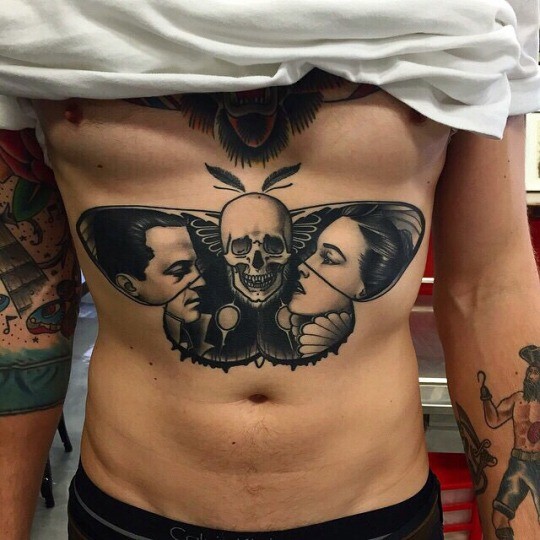 腹部独特设计的黑色蝴蝶结合骷髅人脸肖像纹身图案