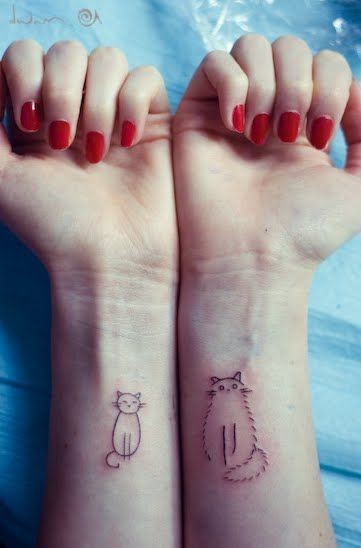 手腕上可爱的猫纹身图案