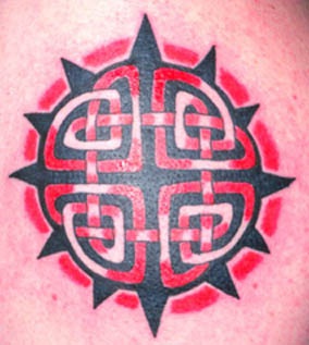 红色和黑色凯尔特太阳纹身图案