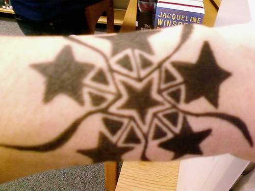 手臂黑色星星组合纹身图案