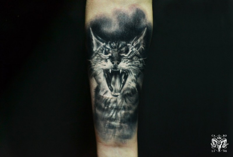 小臂写实风格黑白猫纹身图案