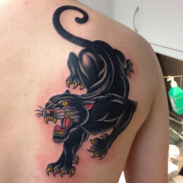 背部彩绘凶恶的黑豹纹身图案
