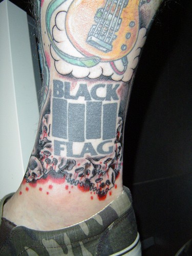 腿部彩绘吉他和黑色字母纹身图案