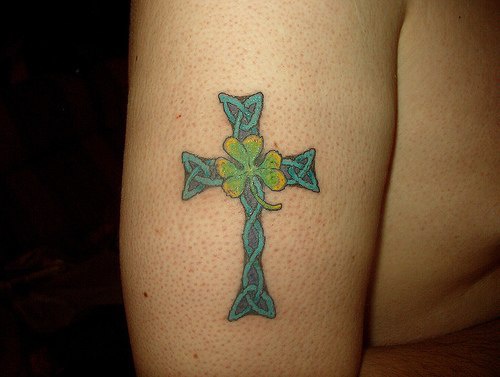 绿色凯尔特结十字架与三叶草纹身图案