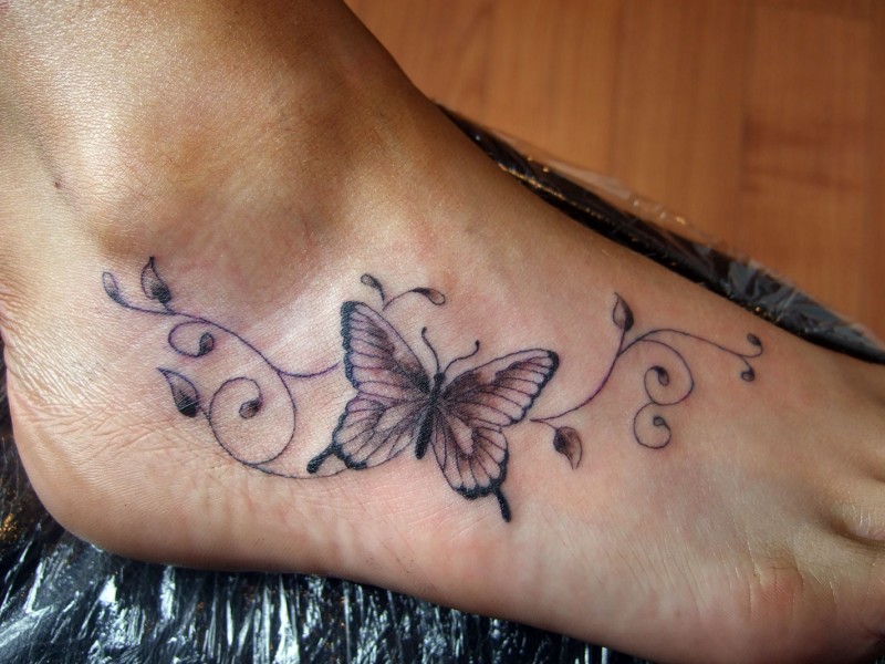 脚背好看的蝴蝶与藤蔓纹身图案